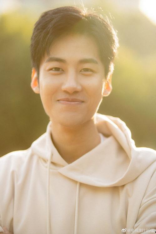 演员刘峰,从平凡走向舞台的璀璨星辰